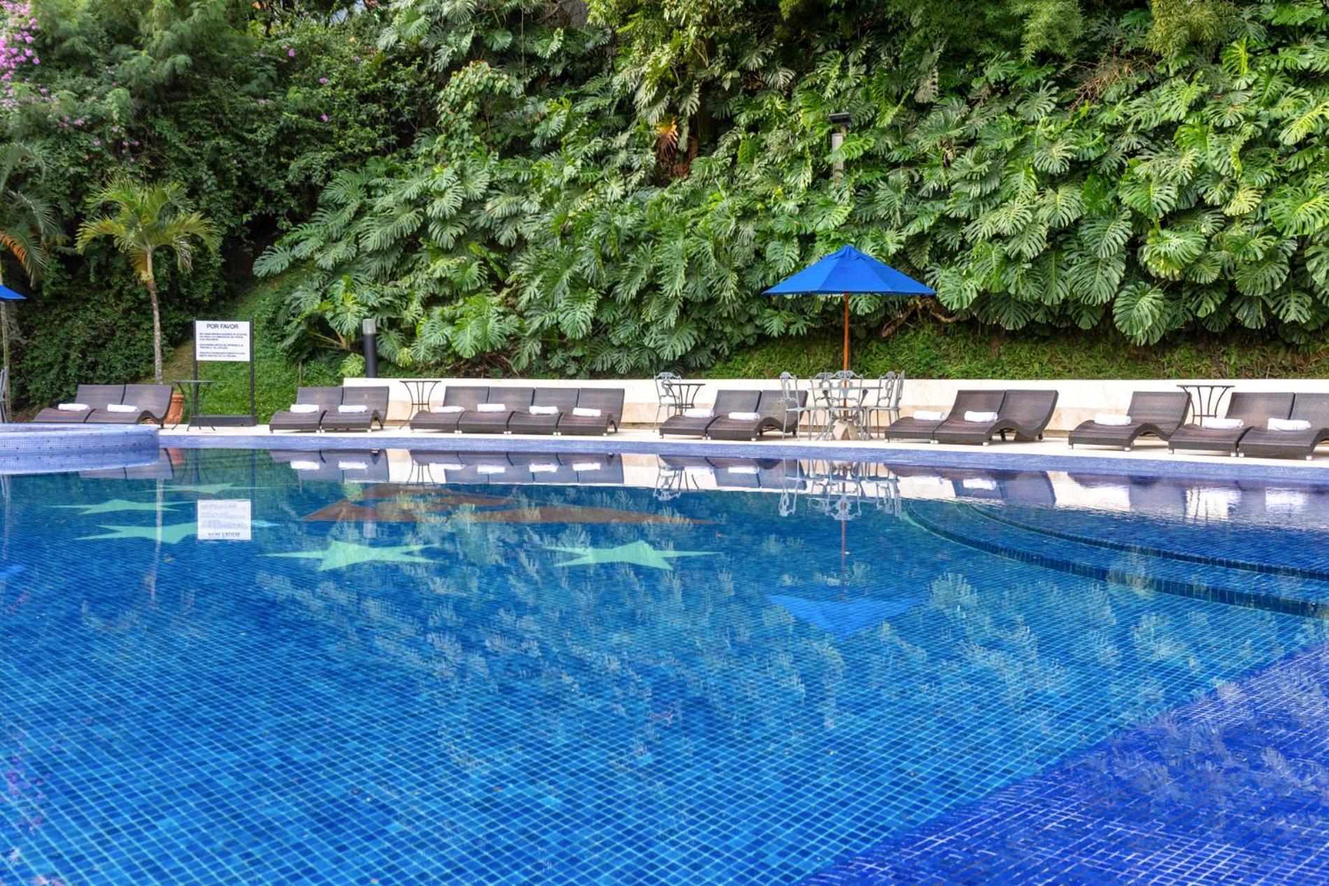 Hotel Dann Carlton Belfort Medellín Exterior foto Swimming pool at the hotel
